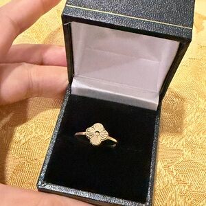 18k  Gold Flower Ring size 6.25